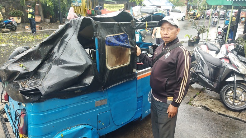 Pohon Tumbang Timpa Bajaj di Taman Sari Jakbar, Sopir Berhasil Lompat Selamatkan Diri