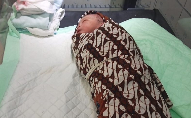 Bayi Malang, Dibuang di Depan Kamar Mandi dengan Bungkus Batik Parang