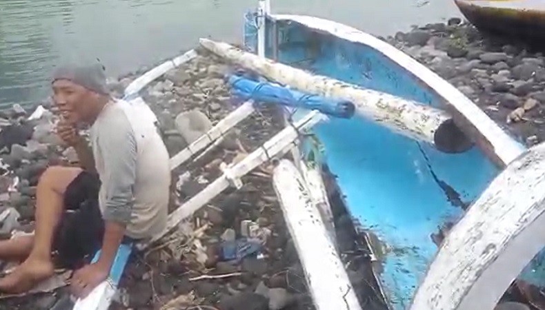 Perahu Nelayan Hancur Ditabrak Kapal di Karangasem, Warga Bantu Evakuasi ke Darat