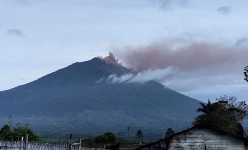 Gunung Kerinci Erupsi Sabtu Pagi, Ketinggian Kolom Abu 200 Meter