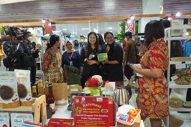 Kunjungi TRAVEX 2023, Wamenparekraf Angela Tanoesoedibjo Ikut Promosikan Produk Lokal UMKM 