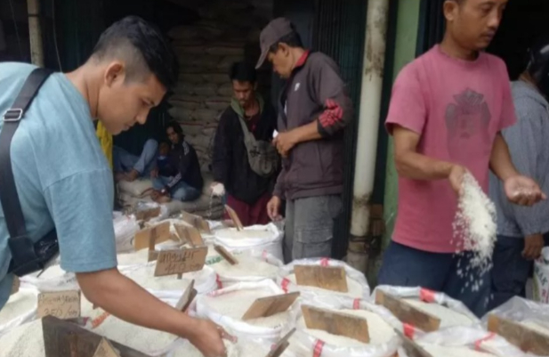 Pedagang Akui Sulit Dapat Beras Bulog di Pasar Induk Cipinang