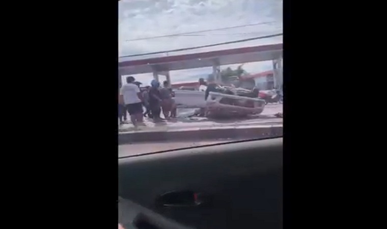 Minibus Berpenumpang 5 Orang Terbalik usai Tabrak Pembatas Jalan, 2 Luka Ringan