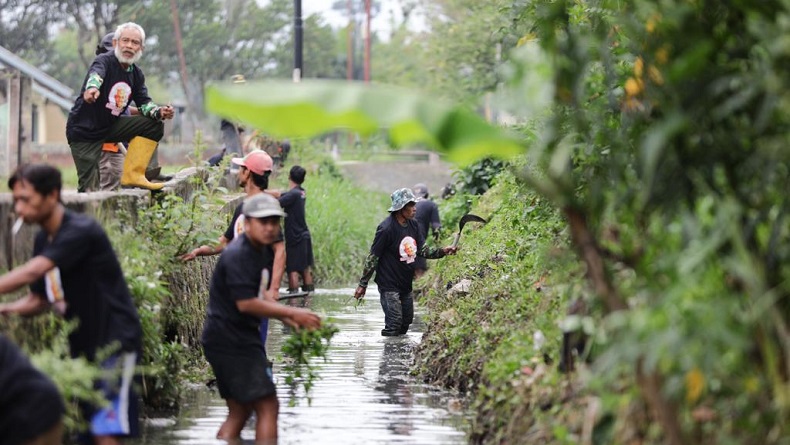 Warga Rancaekek Bandung dan Relawan GMC Gotong Royong Bersihkan Sungai untuk Cegah Banjir