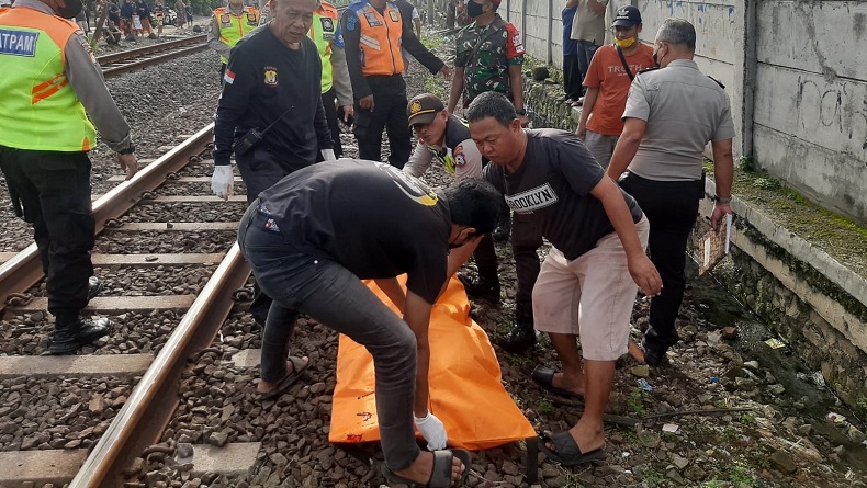 Tak Dengar Teriakan Warga, Lansia Tertabrak Kereta Api di Bekasi