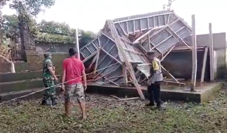 Angin Kencang di Bali, Pohon Tumbang Hancurkan Pura di Gianyar