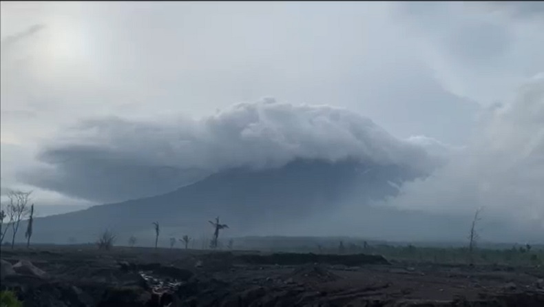 Gunung Semeru Kembali Erupsi 21 Kali, Status Masih Siaga  