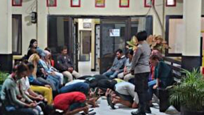 Terlibat Kasus Pengeroyokan, 10 Pemuda Diminta Sujud di Kaki Orang Tua