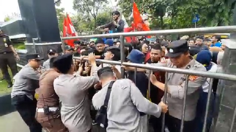 Tak Puas Penanganan Kasus Korupsi, Mahasiswa Geruduk Kejari Garut