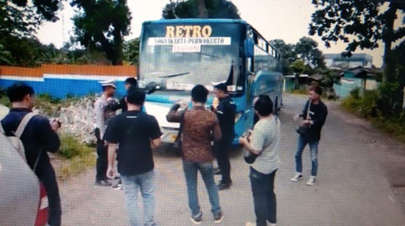  Viral Bus Ugal-ugalan Nyaris Tabrak Pemotor di Banyumas, Sopir Ditangkap Polisi