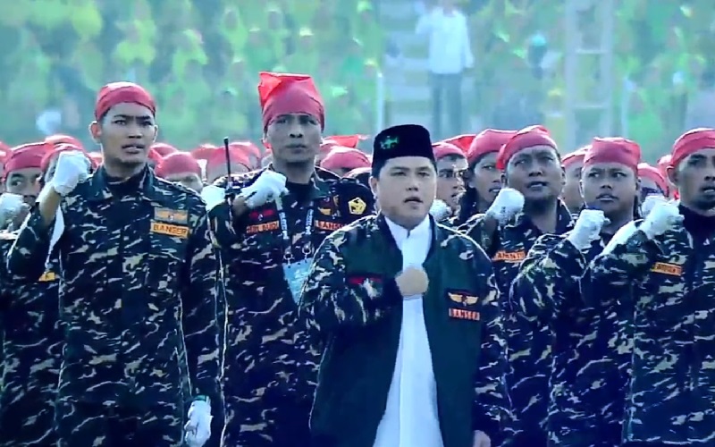 Momen Erick Thohir Pakai Jaket dan Berdiri di Barisan Banser saat Peringatan 1 Abad NU