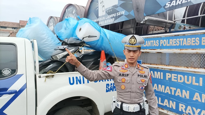 Polisi Tes Urine Sopir Mobilio Ugal-ugalan Tabrak 3 Motor di Jalan Rumah Sakit Bandung