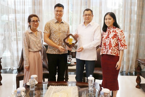 Pertemuan MNC University dan British Council Berjalan Lancar, Hary Tanoesoedibjo Berikan Tanda Mata