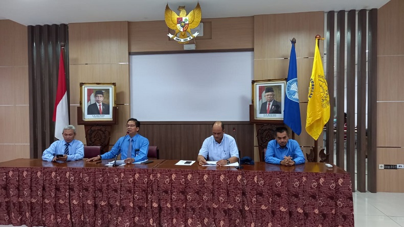 UNS Beri Penghargaan ke Menpora Zainudin Amali saat Puncak Dies Natalis ke-47