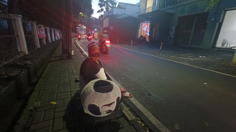 Kisah Mantan Sopir Metromini Jadi Pengemis Badut, Terpaksa Beli Kostum Rp500.000