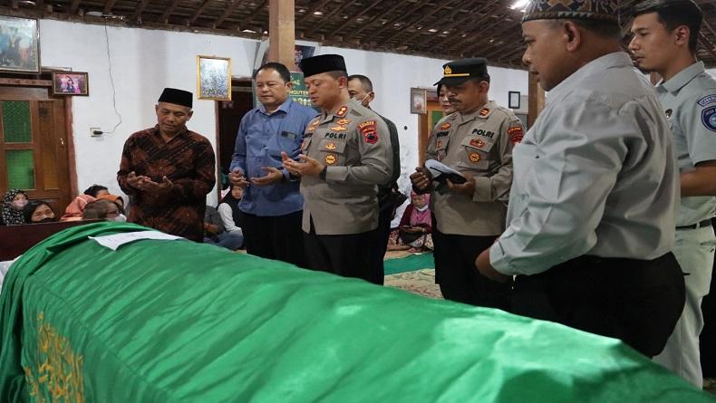 Remaja Tewas Tertabrak Truk saat Naik Motor, Kapolres Sukoharjo Turut Evakuasi Korban