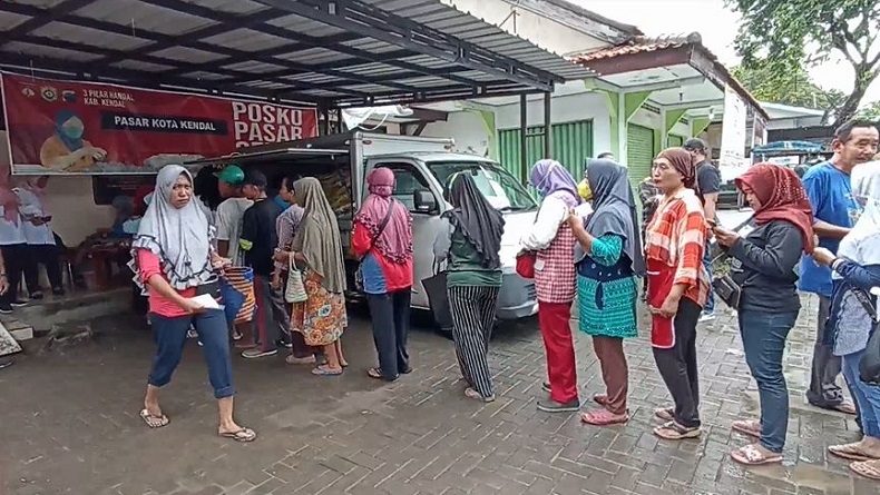 Operasi Pasar Beras Murah di Kendal Diserbu Warga
