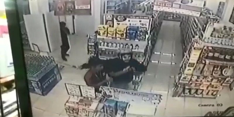 Kawanan Rampok Bersamurai Satroni Minimarket di Makassar, Terekam CCTV