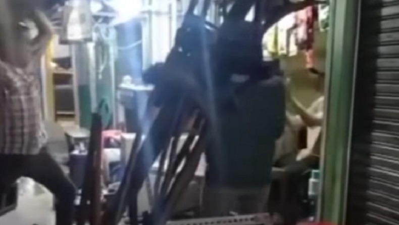 Jangan Ditiru, Pria Mabuk Berat dan Acak-acak Warung di Jatinegara