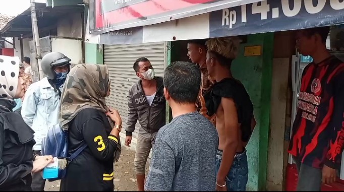 Obat Terlarang Ditemukan di Kotak Amal, Warga Karang Asih Bekasi Geruduk Toko Kosmetik Ilegal