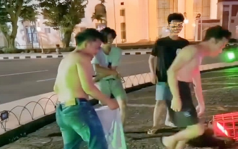 Pemuda Viral Berenang di Depan Masjid Agung Palembang Dipanggil Satpol PP