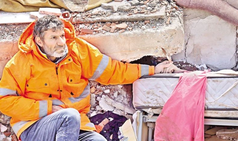 Kisah Pilu Gempa Turki, Pria Ini Pegangi Tangan Putrinya yang Meninggal Terjebak Reruntuhan