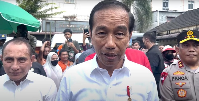 Jokowi Tinjau Harga Pangan ke Pasar Bakti dan Halat di Medan
