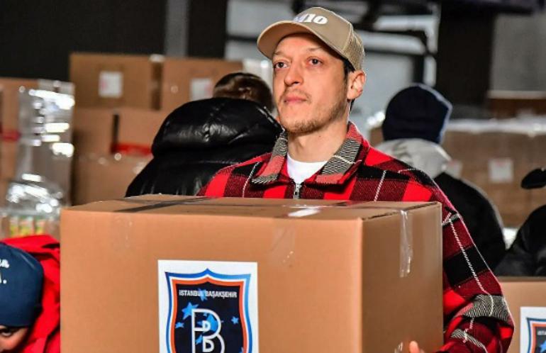 Salut! Mesut Ozil Terjun Langsung Bantu Korban Gempa Turki