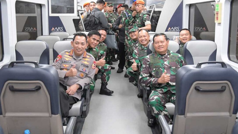 Momen Kapolri dan Panglima TNI Pilih Naik Kereta Cepat ke Peringatan Hari Pers Nasional