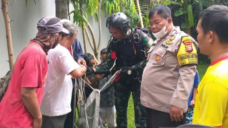 Angin Kencang, Penerjun TNI Mendarat Darurat di Pohon Depan Rumah Warga Ciganjur