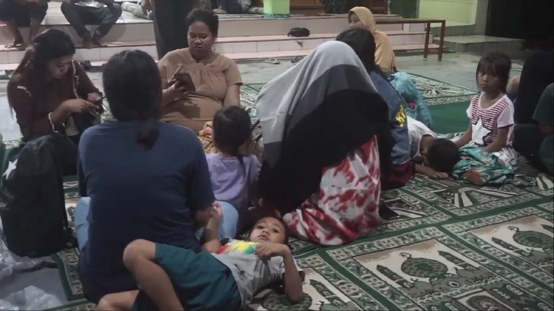 Khawatir Gempa Susulan, Ratusan Warga Wereb Jayapura Mengungsi