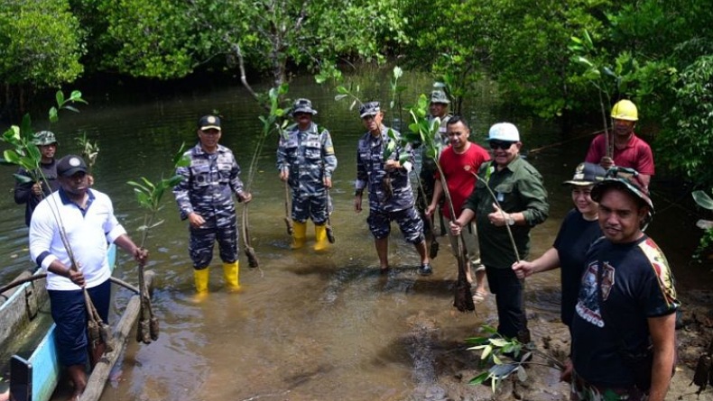 Lantamal VIII Tanam Ribuan Mangrove di Palaes Minahasa Utara