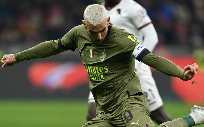 Bintang AC Milan Theo Hernandez Tampil Unik, Pasang Muka Senyum di Rambut