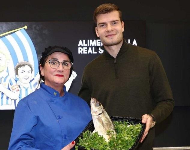 Bikin Geleng-geleng! Real Sociedad Beri Hadiah Ikan kepada Pemain Terbaiknya