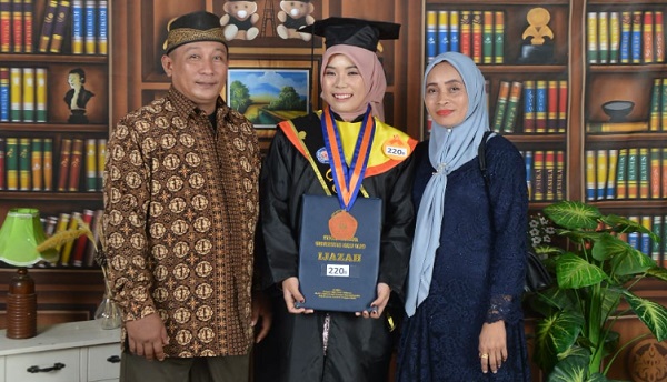 Kisah Inspiratif Anak Cleaning Service yang Jadi Wisudawan Terbaik dengan IPK Nyaris Sempurna