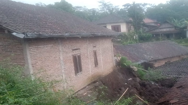 2 Rumah di Magelang Rusak Tertimpa Tanah Longsor 