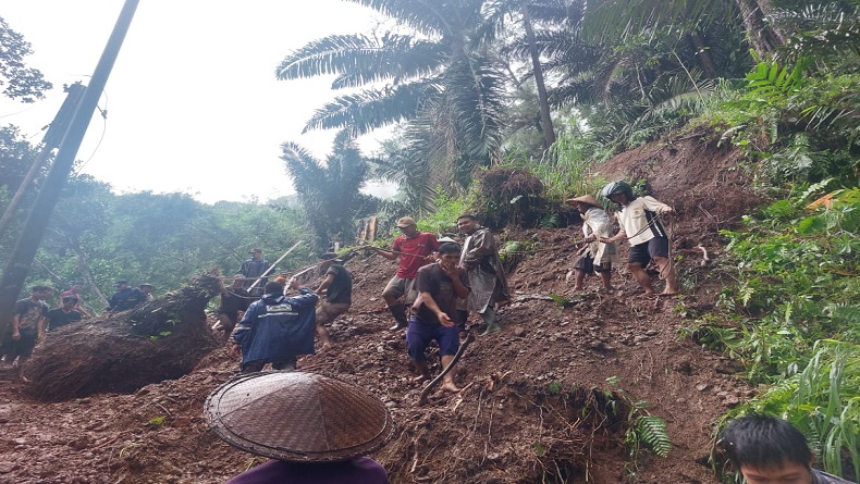 Tanah Longsor di Pekalongan Tutup Akses Jalan 2 Desa 