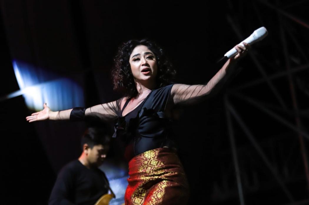 Dewi Perssik Sukses Goyang Panggung Festival Pasar Musik, Penonton Histeris Kegirangan