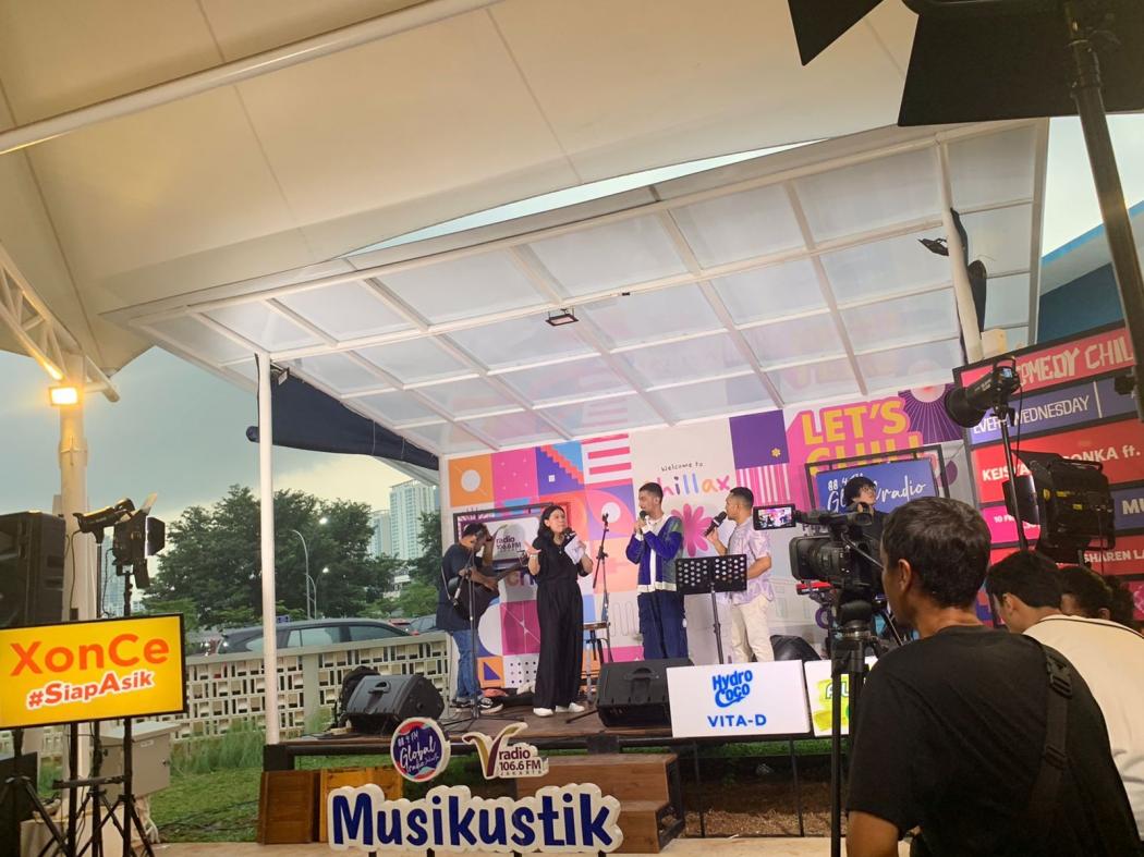 Diguyur Hujan Deras, Kehadiran V Kustik di Chillax Sudirman Tetap Seru