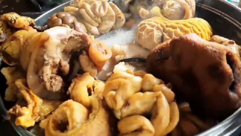 Ada Bakso Jagal dengan Topping Jeroan Sapi di Blitar, Pembeli Bisa Pilih Sendiri