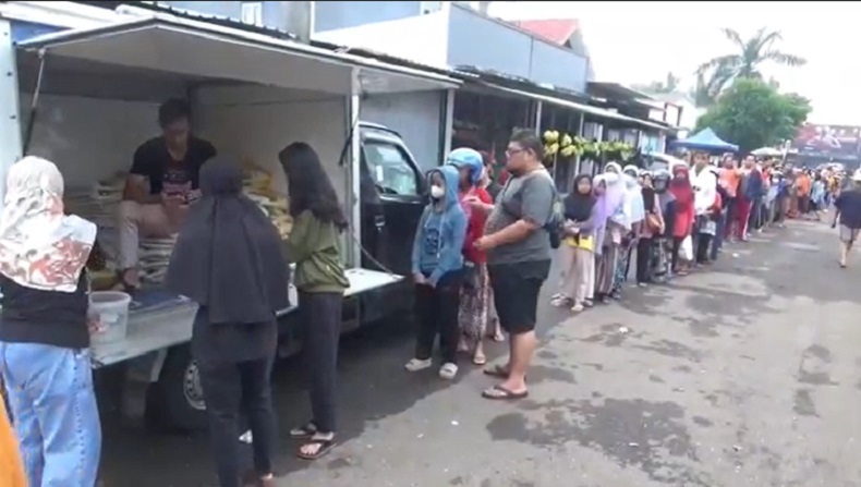 Sandal dan Helm Ikut Antre Beras Murah di Pasuruan, Warga: Terlalu Lama