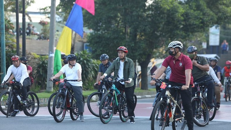 Mengintip Gaya Jokowi Gowes Sepeda di Medan Bareng Mantu hingga Pejabat Sumut