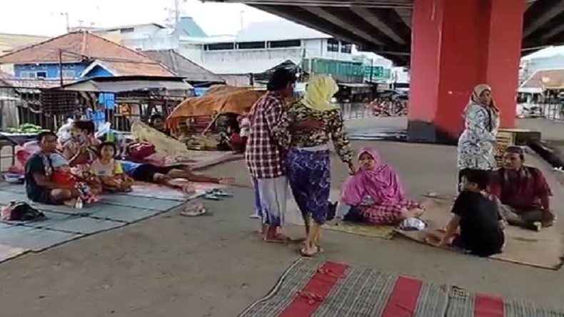 Banjir Subang Meluas, Warga Ngungsi ke Kolong Jembatan Layang Pantura