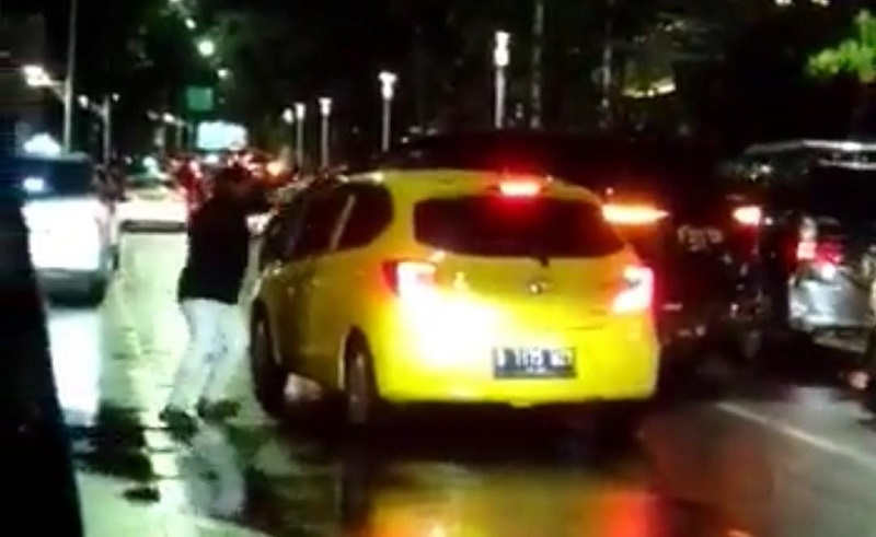 Pengemudi Fortuner Ngamuk Rusak Mobil Brio Pakai Airsoft Gun, Beli di Toko Online