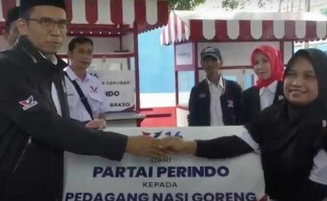 Pedagang Nasi Goreng di Karawang Senang Dapat Gerobak Perindo