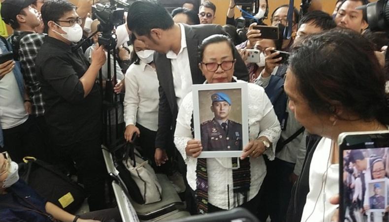 Ferdy Sambo Dihukum Mati, Tangis Ibu Brigadir J Pecah