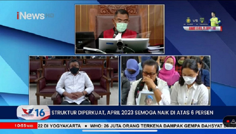 Ibu Brigadir J Menangis saat Hakim Bacakan Pertimbangan Vonis Ferdy Sambo