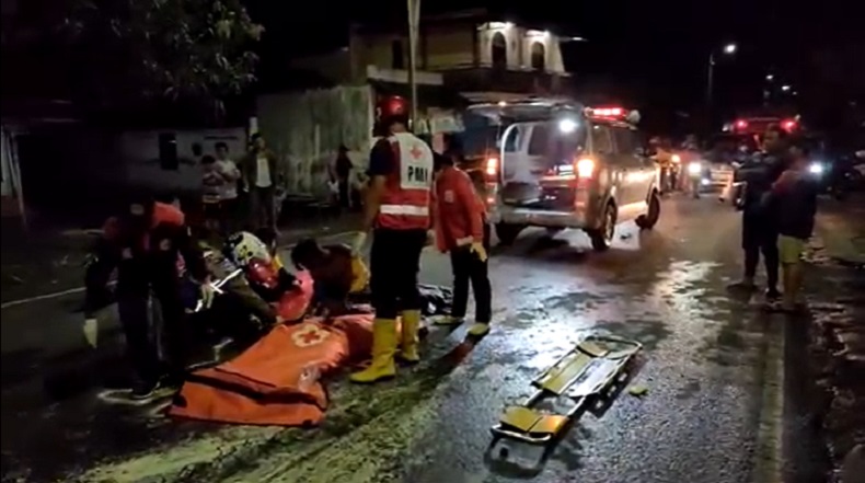 Kecelakaan 2 Sepeda Motor dan Truk di Mojokerto, 1 Pengendara Tewas 1 Luka Parah
