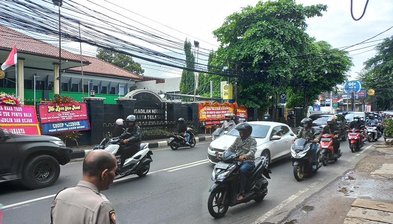 Jelang Sidang Vonis Ferdy Sambo, PN Jakarta Selatan Dipenuhi Karangan Bunga dan Poster