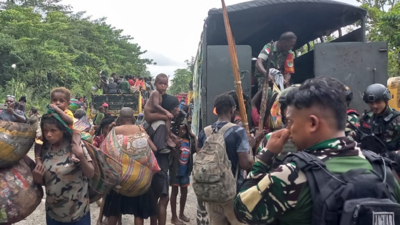 Sempat Jalan Kaki 5 Hari dari Paro ke Kenyam, Ratusan Warga Dievakuasi TNI Polri